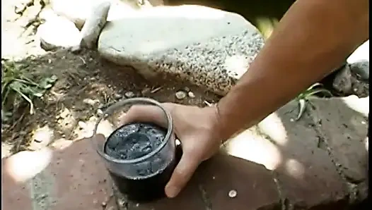 Asyalı kız senin için aynada göğüslerini sağıyor