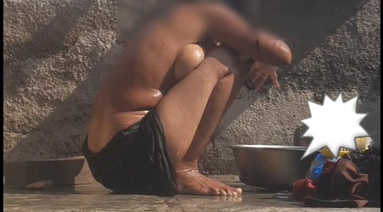 Üvey kız kardeş köyde açık bir banyoda çıplak banyo yapıyor