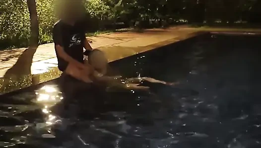 Ateşli evli kadın geceleri halka açık havuzda sikişmeyi riske atıyor
