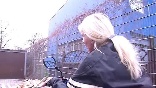 Bir motosiklet üzerinde mükemmel Alman kız arkadaşım