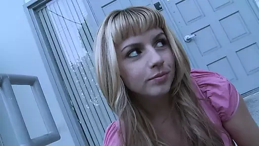 İki sarışın lezbiyen yatakta renkli dildolarla amlarını dolduruyor