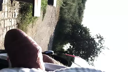 Uzanarak mastürbasyon yapıyor. umm
