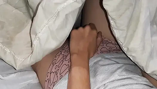 Öğretmenimiz ev ödevini kontrol ederken, arkadaşım ve ben onun arkasında edepsizce işler yapıyoruz