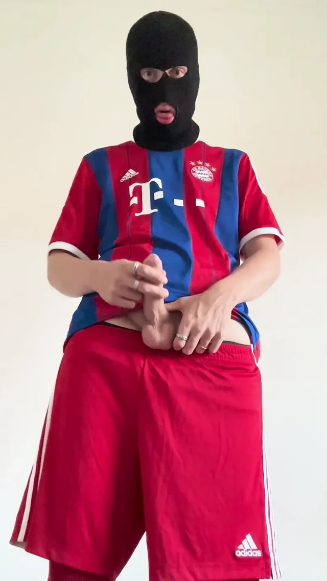 Azgın erkek kardeş futbol antrenmanından eve geliyor