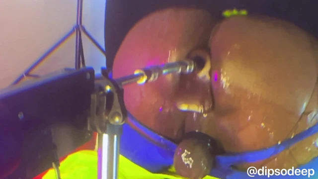 Tombul göt sikiş makinesinde dildo ile deliğe masaj yapıyor