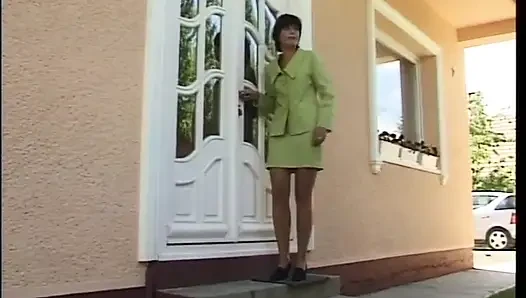 Azgın olgun seks yapmak için arkadaşının evine gitti