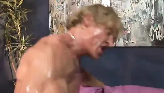 Serbest kalmış seks canavarı büyük sert yarakla sikiliyor