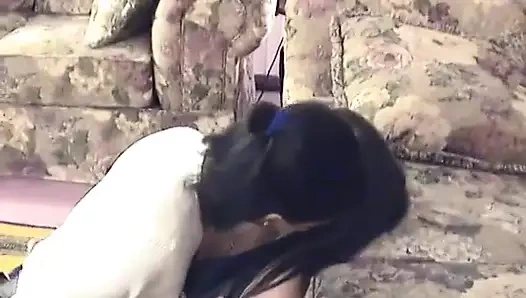 Atletik zenci hatun halıda olgun bir kadınla lezbiyen seks yapıyor