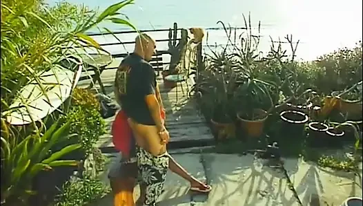 Dövmeli siyah amcık bahçede sikişiyor... Memelere boşalma