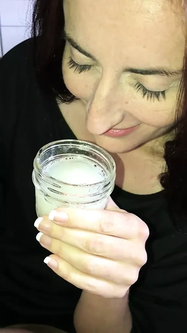 Orta yaşlı seksi kadın köle döl içiyor