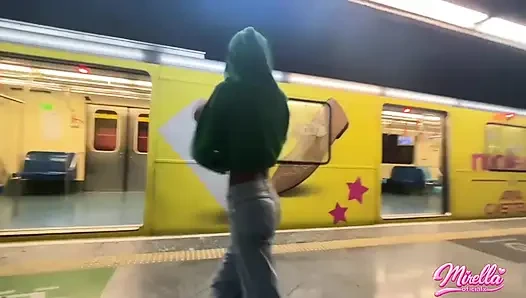 Ses işaretini görmeye dayanamıyor ve beni São Paulo metrosunun içine çekti
