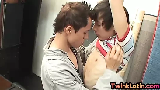 Üniformalı sıska İspanyol iri güzel kadın iş yerinde erkek arkadaşı tarafından sikiliyor