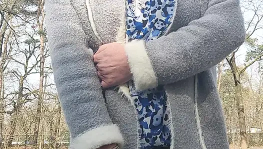 Dışarıda sigaranın tadını çıkarıyor