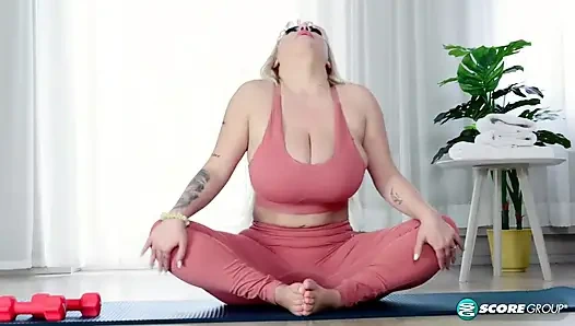 Francii SCORELAND'da kıvrılma egzersizi yapıyor