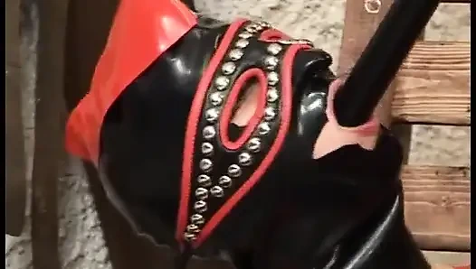 Kırmızı çoraplı ateşli maskeli köle emiyor ve usta tarafından sikiliyor