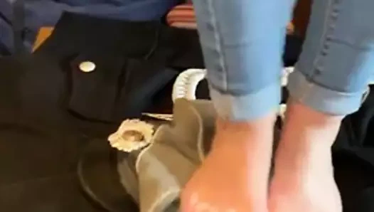 Üniformalı şapkayı çiğneme