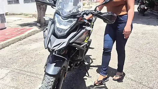 Sanırım temizlikçi kadın motosikletimi almak istiyor. Umurumda değil. Onunla sikişme karşılığında ona vereceğim.