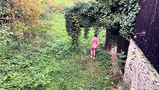 Dominatrix sahibe April - bahçede egzersiz