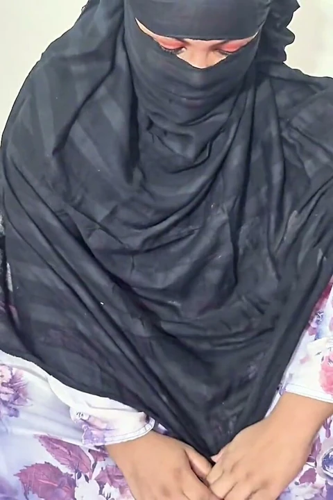 Baldızımın büyük göğüslerini sıktim ve domaltarak siktim.