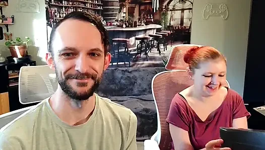 Yusexhaodio Kalın Fantezi Göt Tıkacı Kutularını açıyor Ve Mastürbasyon Yapıyor