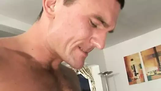 İki azgın adam ilginç bir film izlemeye karar verdi ve deliklerini parlatmak için kendilerini tutamadılar.