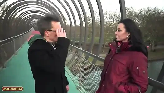 Oldukça komik olmayan Alman dövmeli sürtük komik amcığımız tarafından sikiliyor