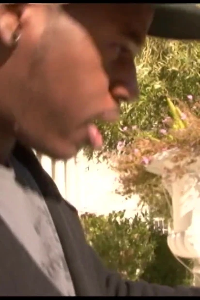 Блондинка-пума находит молодого черного на частной вечеринке