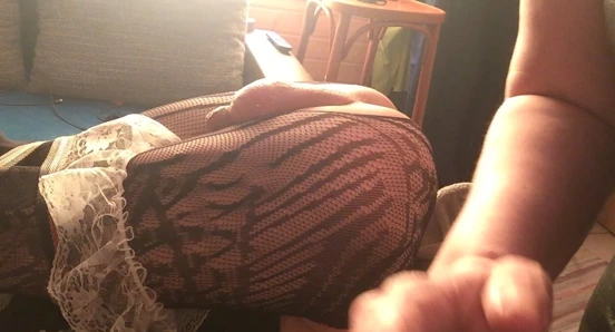 Bağlı zevk nesnesinin götünü esnetiyor bölüm 1