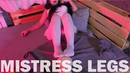 Naylon ayaklar büyük uzun balkabağına sürtünüyor