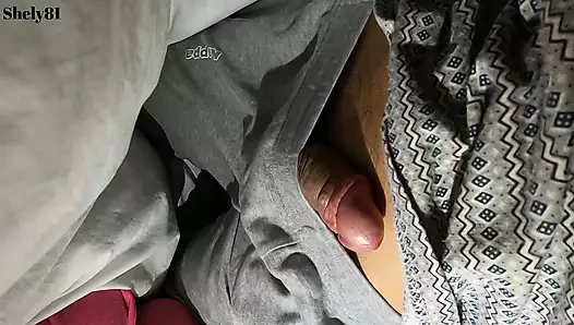 Üvey annem gece yarağıma dokunmak için yatağıma giriyor