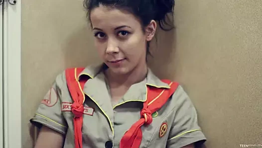 Kız izci Alaina kurabiye yerine çaylak satıyor