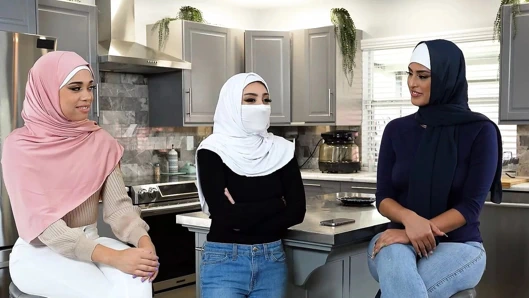 Tesettür seks - masum genç Violet gems kendini kaybeder ve varlığından hiç haberdar olmadığı bir taraf bulur