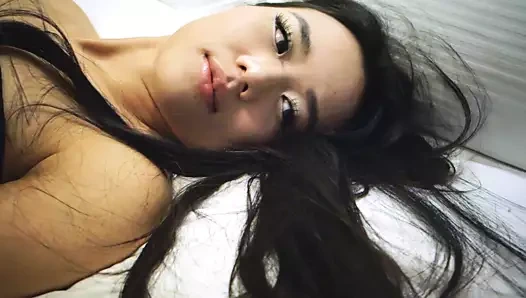 Asyalı yetişkin model estelle lela angels yatakta oynuyor