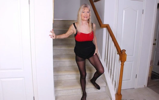 Abd'li nine Claire merdivenlerde sıkı ve külotlu çoraplı amcığını açıyor