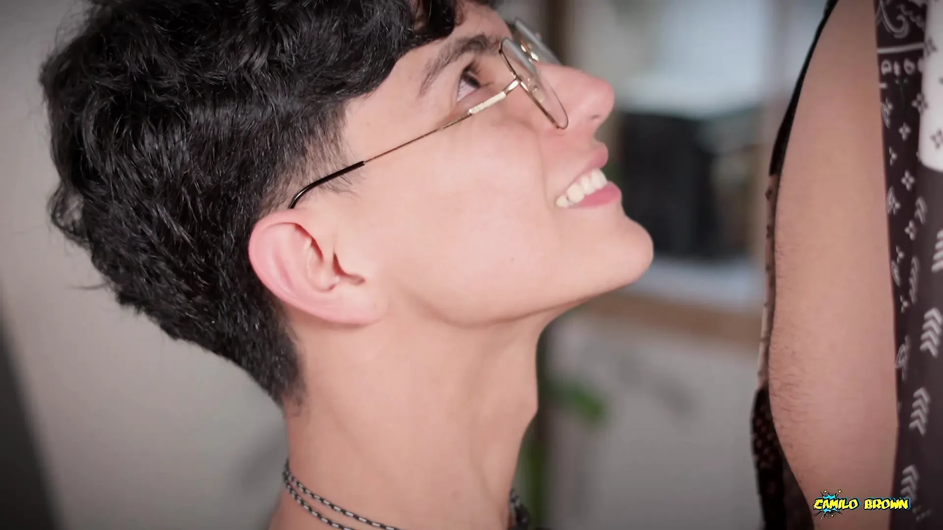 ÖĞRETMEN KıZıN KıYAFETLERINI GIYDIĞI IÇIN FEMBOY ÖĞRENCIYI SIKIYOR