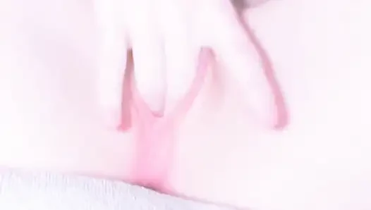 Pembe bakire amcık tek başına mastürbasyon yapıyor