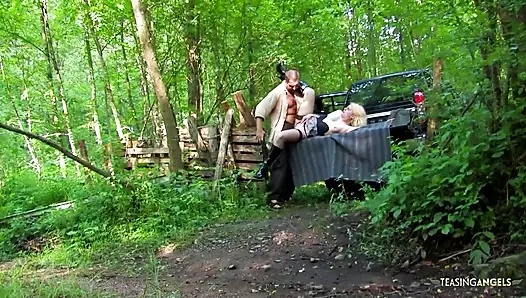 Azgın sarışın şoförüne ödeme yapacak parası olmadığı için o kaldırır