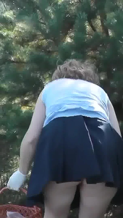 Эпический момент из "Милфа сексуальная блондинка пришла в лес, чтобы забрать грибы и забыла носить трусики. Без трусиков под юбкой."