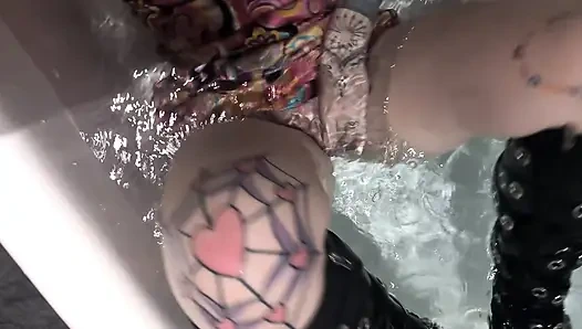 Islak çizme fetişi ve giyinik kirli sırrımı kötü bir randevudan sonra banyo yapıyor