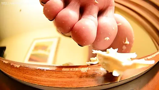 Bratty sarışın, sıvaya sıkışmış genç tadilat ekibinin sahibi