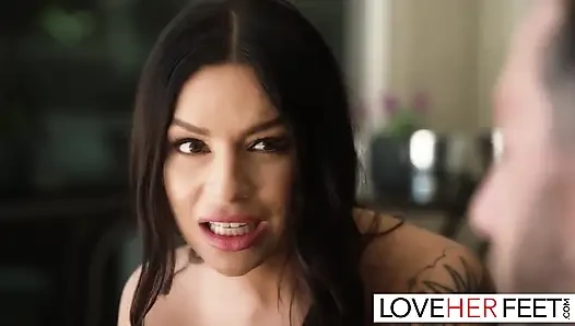 Yaramaz hatun April Olsen aşk hayatını bir patlamayla kapatıyor