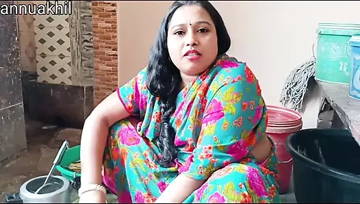 Hintli üvey anne emiyor ve ağzına boşaltıyor