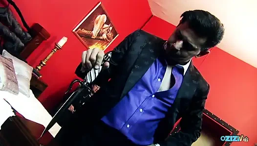 Güzel kızlar deliklerinin birlikte sikilmesini seviyor