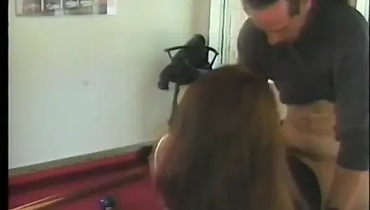 Ateşli küçük memeli Asyalı bilardo masasında yatıyor, böylece tonlu adam kıllı amını sikebiliyor