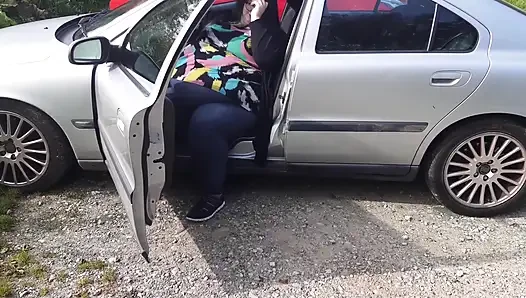 İri güzel kadın ssbbw arabaya sığmaya zorlıyor + bluopers