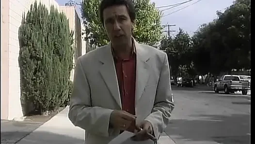 Şanslı adam yatakta seksi genç bir sarışınla sikişiyor