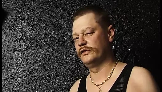 Tombul vücudunu bağlar ve ıslak amıyla oynar