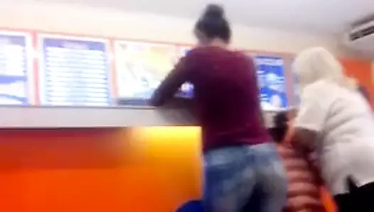 Orta yaşlı seksi kadının götü