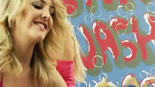 Michelle, katie &amp; cindy sikme ile bir yapay penis sırasında bir araba yıkama