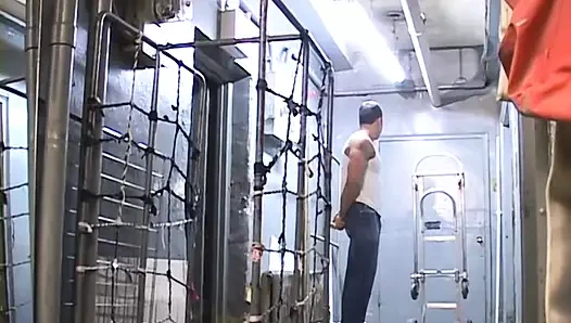 Yaramaz sürtük iş yerinde tek başına mastürbasyon yapmaktan hoşlanıyor